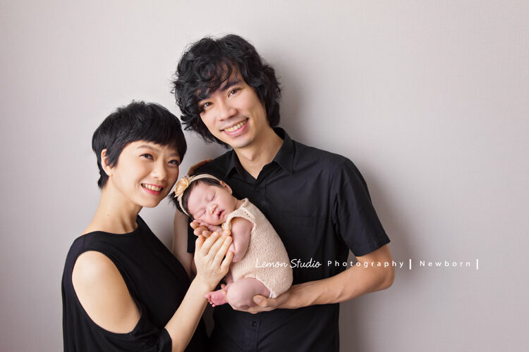 嘉宜媽麻的新生兒寶寶來拍新生兒寫真照，這張爸拔媽麻抱著寶寶看著鏡頭微笑，有了寶寶後的第一張全家福！