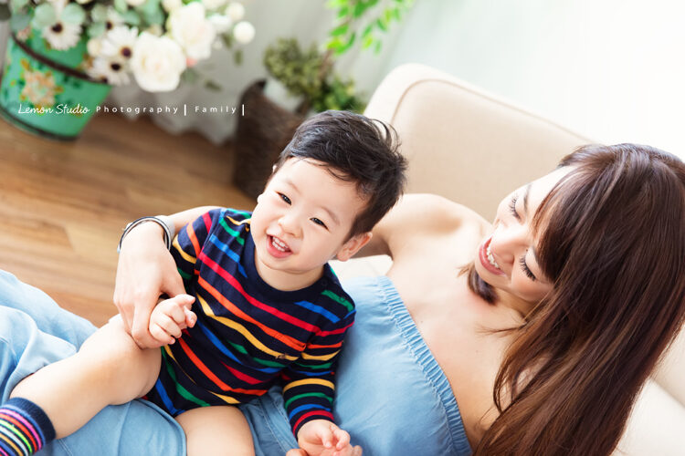 嘉盈媽麻一家來拍寶寶攝影,這張是小漢堡和媽麻的互動!