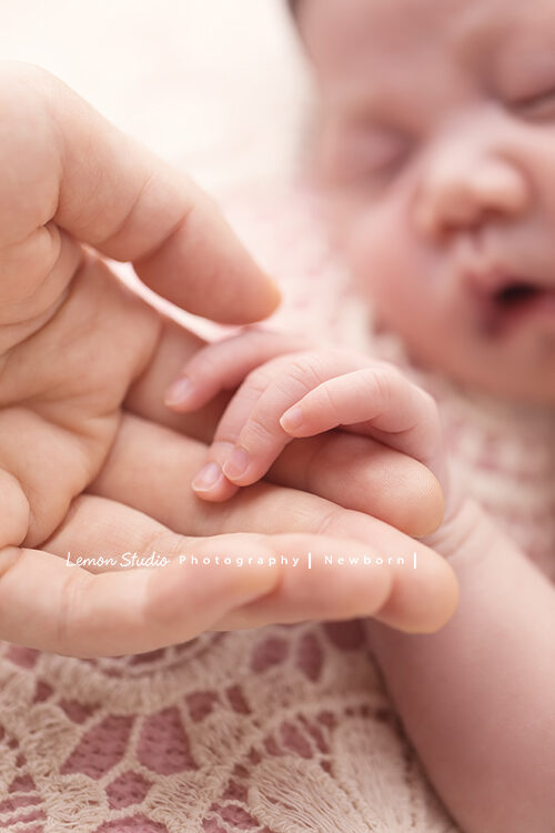 嘉宜媽麻的新生兒寶寶來拍彌月相片，寶寶的手及媽麻的手！
