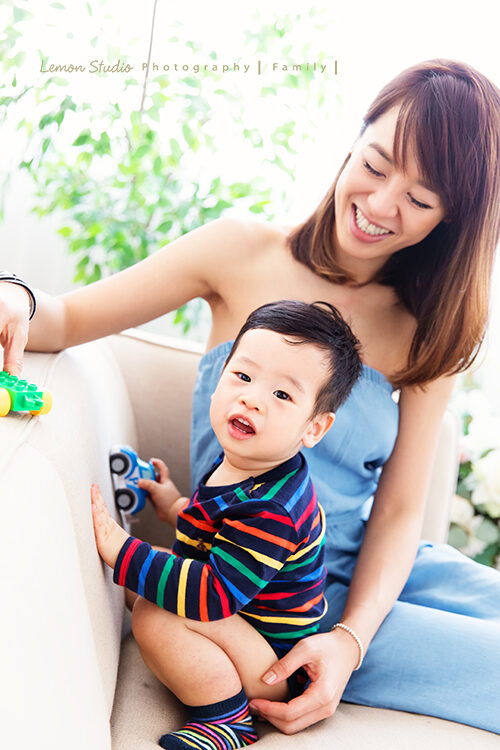 嘉盈媽麻一家來拍寶寶照,這張是媽麻陪小漢堡玩!媽麻好漂亮