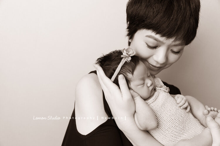 嘉宜媽麻的新生兒寶寶來拍新生兒寶寶全家福，這張媽麻很優雅地將寶寶抱在手上！