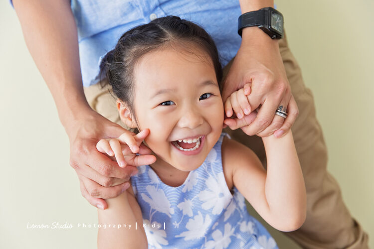 蔚怡媽麻一家來拍週年紀念照，姊姊這張很可愛！