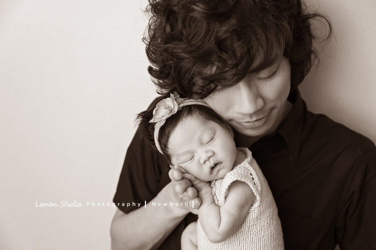 嘉宜媽麻的寶寶來拍新生兒寶寶全家福系列照，這張是爸爸與寶寶，這張好有藝術氣息！