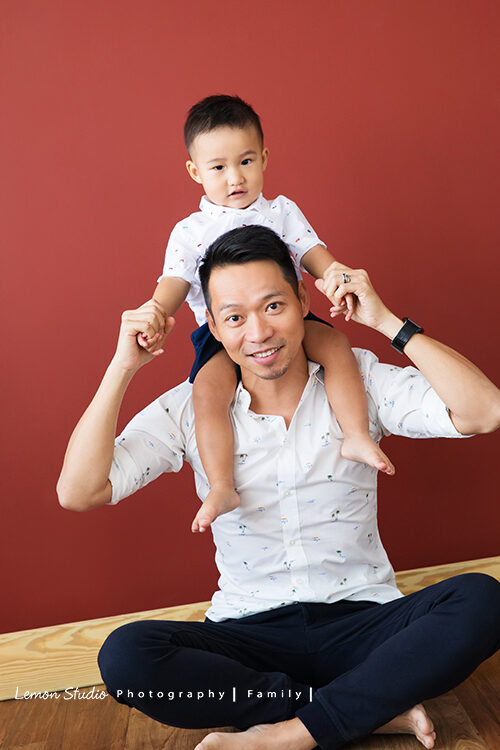蔚怡媽麻一家來拍家庭寫真，這張是爸拔與弟弟的合照！