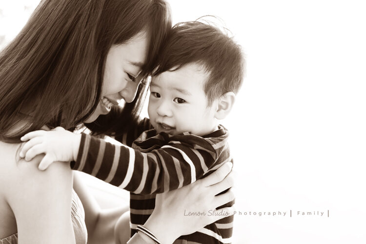 嘉盈媽麻一家來拍寶寶成長紀錄,這張是媽媽與寶寶美麗的互動!