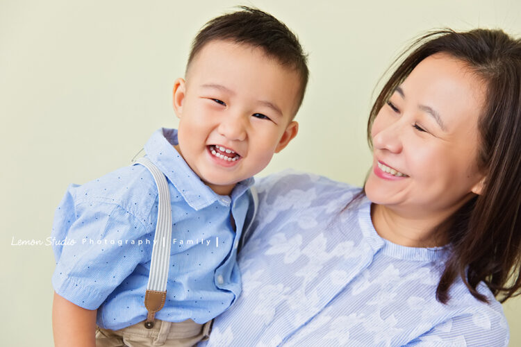 蔚怡媽麻一家來拍家庭攝影，這張是媽麻與弟弟美好的互動留念！