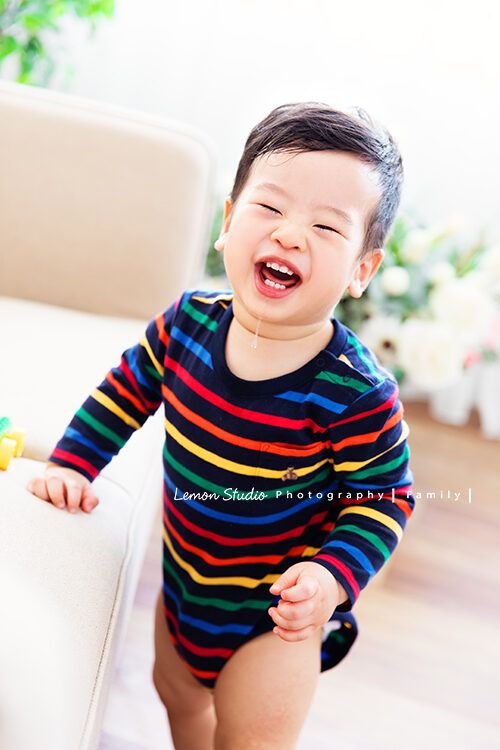 嘉盈媽麻一家來拍親子攝影,這張是小漢堡流口水的一瞬間,太可愛了!