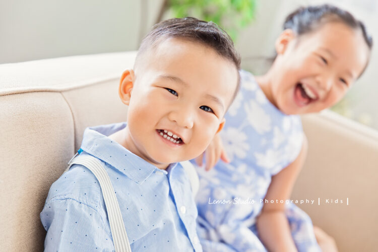 蔚怡媽麻一家來拍親子寫真，弟弟及姊姊都好可愛，好溫暖的一家人！