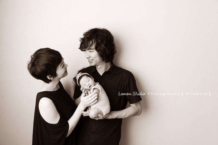 嘉宜媽麻的寶寶來拍新生兒寶寶照，這張爸拔媽麻抱著寶寶兩人好幸福的感覺！