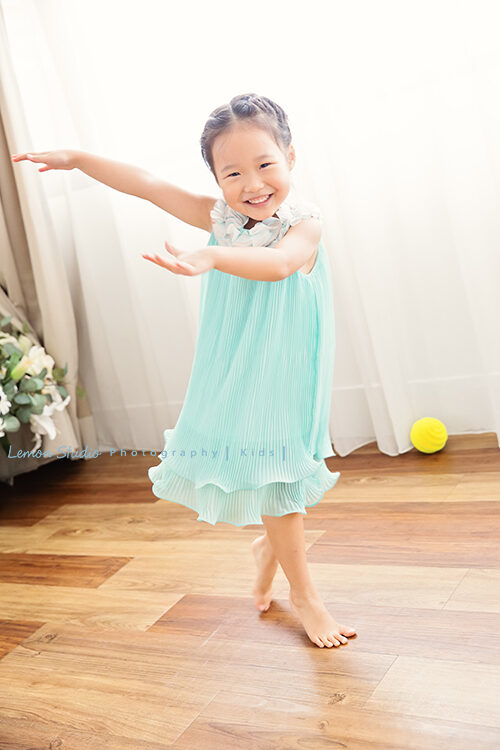 蔚怡媽麻一家來拍專業兒童攝影，姊姊會跳舞！