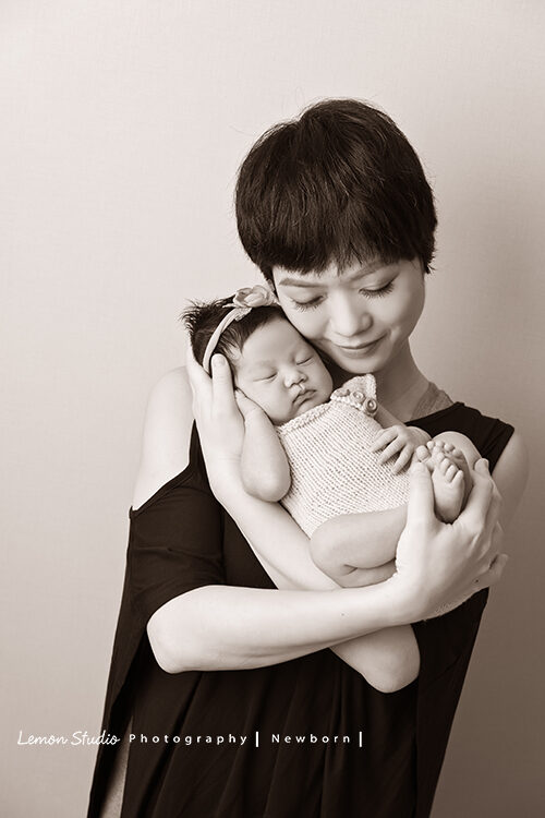 嘉宜媽麻的寶寶來拍新生兒寫真，這張媽麻抱著寶寶好美！
