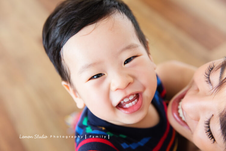 嘉盈媽麻一家來拍家庭攝影,這張是小漢堡跟美麗的媽麻!