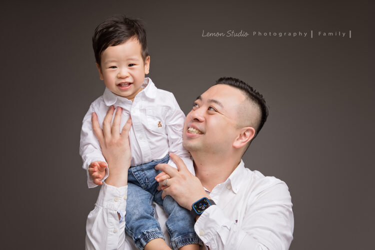 嘉盈媽麻一家來拍家庭寫真,這張是小漢堡跟帥氣的爸拔!