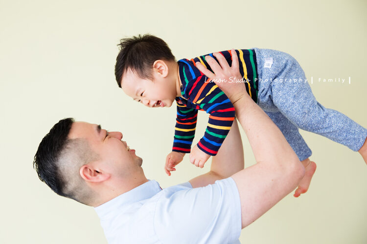 嘉盈媽麻一家來寶寶寫真,這張是小漢堡跟爸拔玩耍!