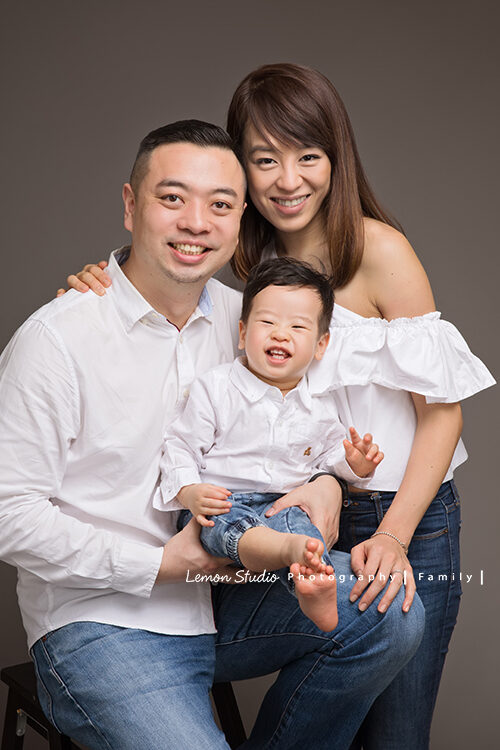 嘉盈媽麻一家來寶寶攝影,這張全家福看得出來小漢堡是個喜樂可愛的小男孩!