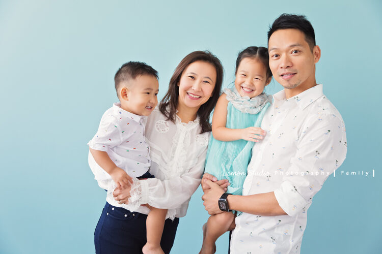 蔚怡媽麻一家來拍專業家庭寫真，好舒服的一張全家福！
