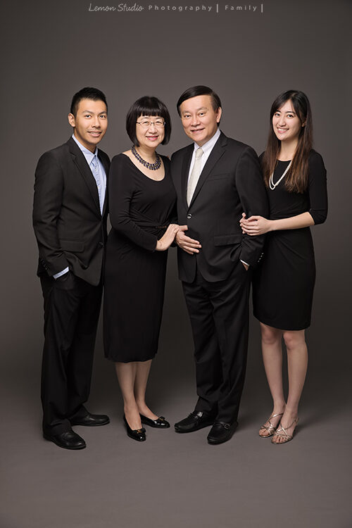 朱勝爸拔一家的孩子已成年一家人來拍週年紀年照，這張全家福照很優雅！