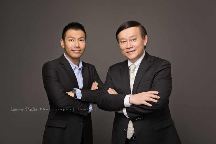 朱勝爸拔一家的孩子已成年一家人來拍週年紀年照，這張是父親與兒子的美好合照！