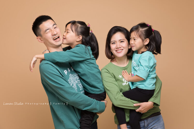 Kaylee＆Aubrey一家來拍家庭攝影，專業攝影師黎爸捕捉到經典的一瞬間呈現出這自然的全家福