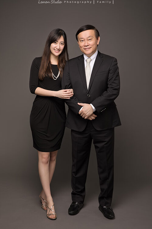 朱勝爸拔一家的孩子已成年一家人來拍週年紀年照，這張是女兒與父親的美好合照！