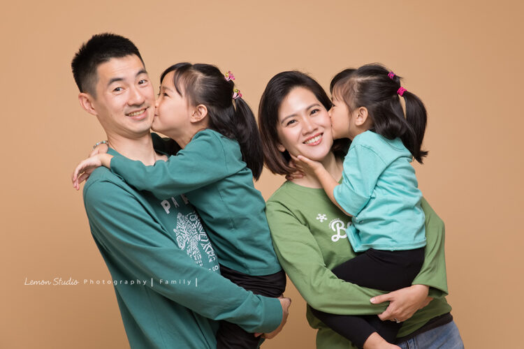 Kaylee＆Aubrey一家來拍家庭寫真，這張相片可以感覺一家人感情很好！