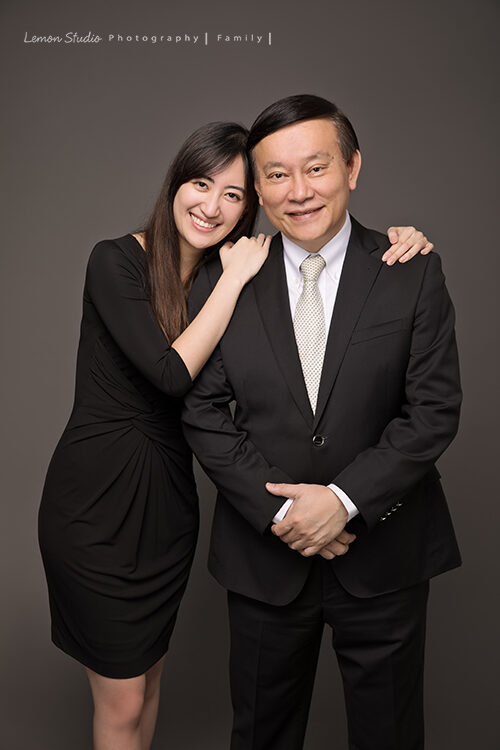 朱勝爸拔一家的孩子已成年一家人來拍家庭寫真，這張相片可以感覺得到女兒與父親感情很好！