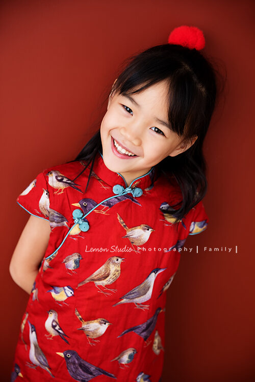 Kaylee＆Aubrey一家來拍兒童寫真，透過檸檬巷館的專業兒童攝影，留下這張姊姊可愛的獨照！