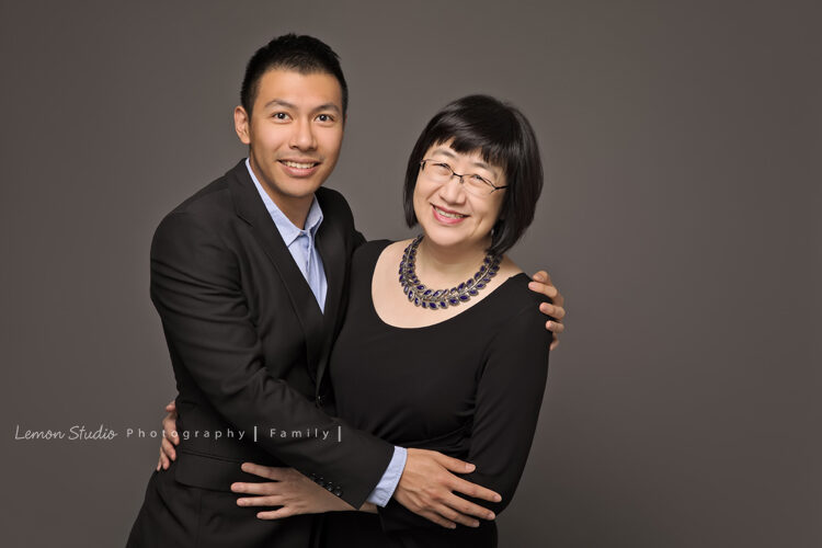 朱勝爸拔一家的孩子已成年一家人來拍家庭攝影，這張相片感覺得到兒子與母親感情很好！
