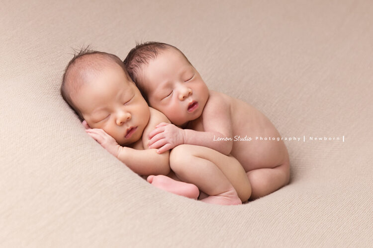 家誼媽麻的雙胞胎寶寶來拍彌月相片，好溫馨的一張相片，其中一個寶寶的手好像在抱另一個寶寶！