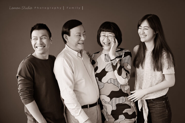 朱勝爸拔一家的孩子已成年一家人來拍家庭照，這張相片專業攝影師黎爸捕捉到一家人自然互動美好的一瞬間！
