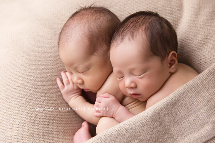 家誼媽麻的雙胞胎寶寶來拍新生兒攝影，這張相片兩人一起乖乖睡！