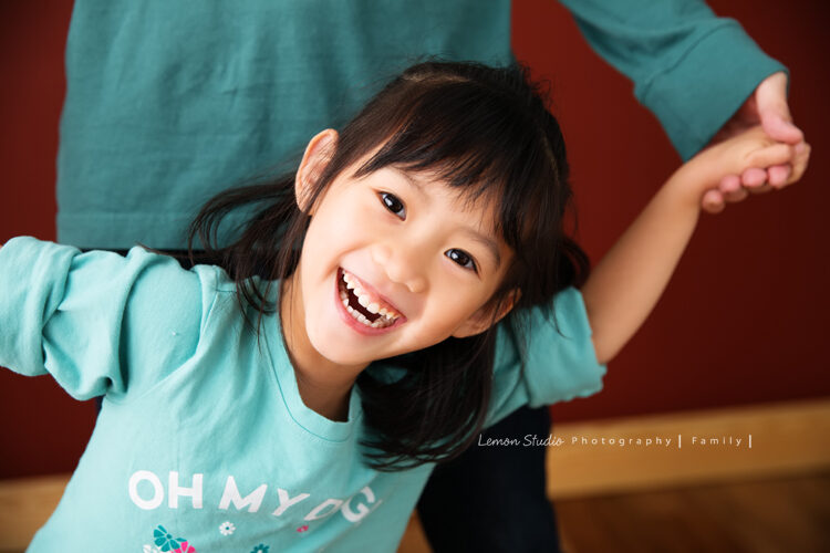 Kaylee＆Aubrey一家來拍兒童攝影，這張是活潑的妹妹