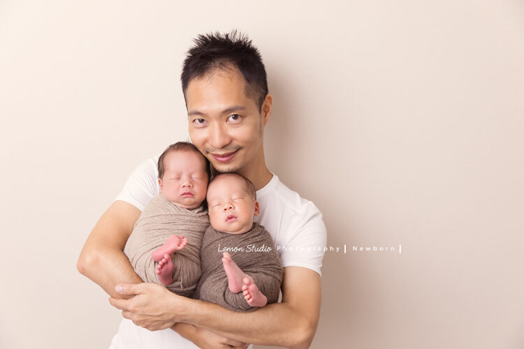 家誼媽麻的雙胞胎寶寶來拍新生兒寫真，這張相片爸拔將兩個寶寶一起抱在手上！