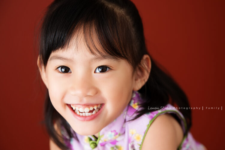 Kaylee＆Aubrey一家來拍兒童成長紀錄，這張妹妹的獨照眼睛好亮笑容好燦爛