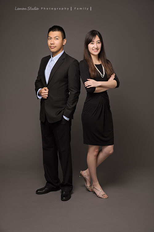 朱勝爸拔一家的孩子已成年一家人來拍家庭寫真，這張是優雅的姐弟倆的合照！