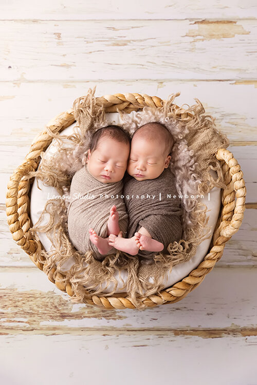 家誼媽麻的雙胞胎寶寶來拍新生兒攝影，這張相片兩個寶寶包在布裡，兩個寶寶依偎在一起拍照好可愛啊！