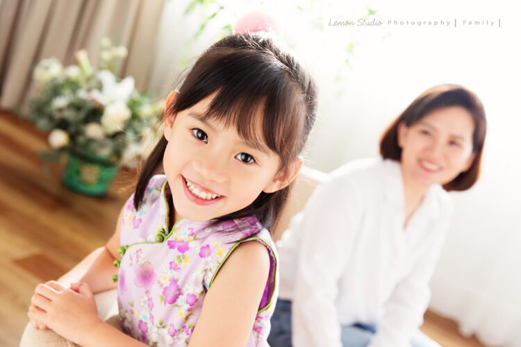 Kaylee＆Aubrey一家來拍兒童攝影，妹妹很有自信的一張