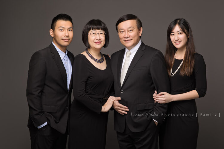朱勝爸拔一家的孩子已成年一家人來拍家庭寫真，這張是優雅的一家人的全家福！