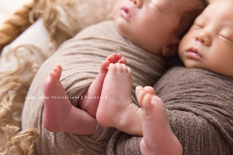 家誼媽麻的雙胞胎寶寶來拍新生兒攝影，這張是兩個寶寶的可愛小腳丫！