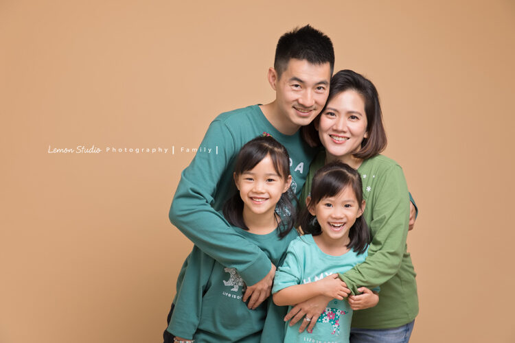 Kaylee＆Aubrey一家來拍家庭照，這張是好自然的一張全家福