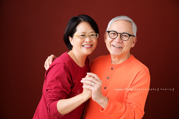 Kaylee＆Aubrey一家三代同堂來拍家庭寫真，外公外婆感情很好，專業攝影師捕捉到兩人情感自然流露的這張合照！