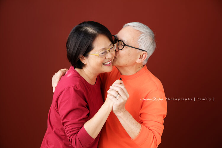 Kaylee＆Aubrey一家三代同堂來拍家庭攝影，外公外婆感情很好，這張外公親外婆！