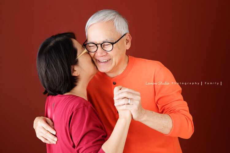 Kaylee＆Aubrey一家三代同堂來拍家庭照，外公外婆感情很好，這張外婆親外公！