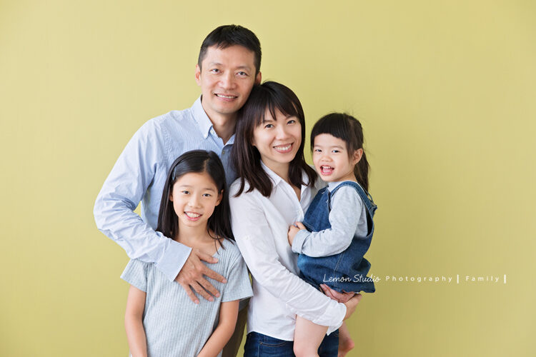 婉平媽麻一家第三次來拍週年紀念照,這張是一家四口很自然清新的全家福