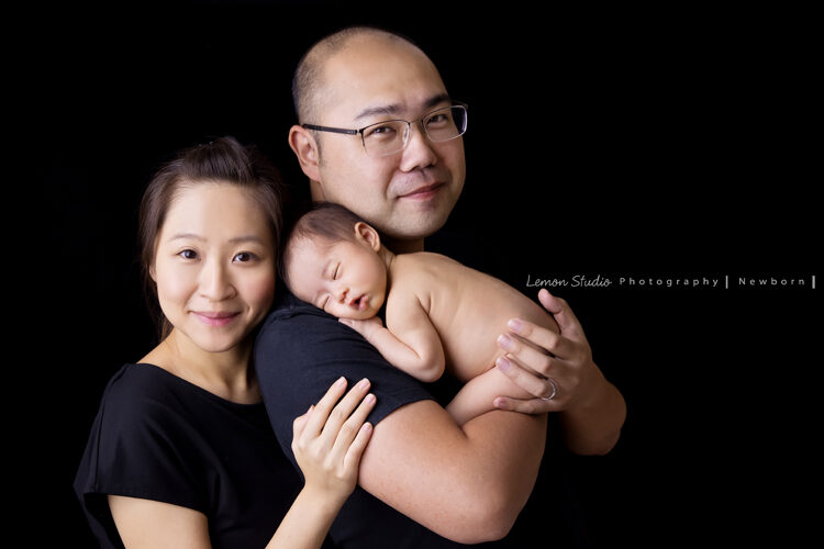 珮綺媽麻一家來拍新生兒寶寶全家福，這是一張好美的全家福！