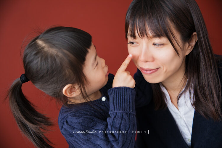 婉平媽麻一家第三次來拍家庭寫真,這張妹妹與媽麻的互動好Q