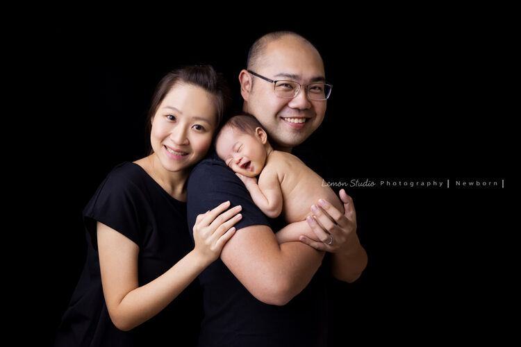 珮綺媽麻一家來拍專業新生兒攝影，這張全家福太經典了，寶寶夢到了什麼呢？專業攝影師抓到這美麗的一瞬間！