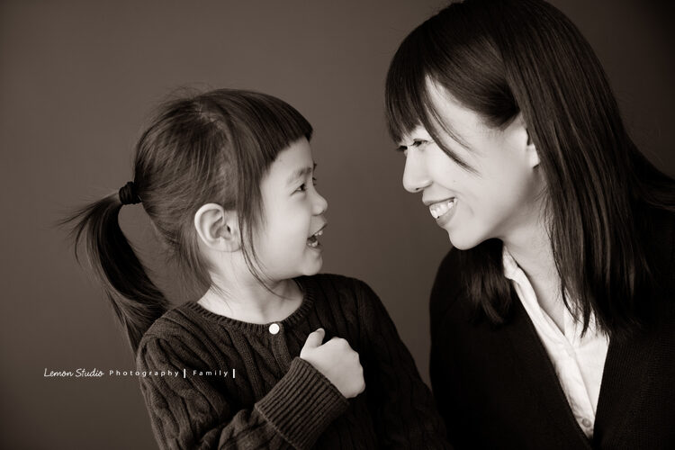 婉平媽麻一家第三次來拍家庭週年紀念,這張妹妹與媽麻的互動好有戲!