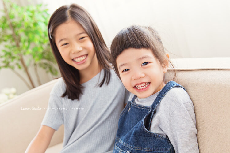 婉平媽麻一家第三次來拍兒童攝影,這張是姐妹倆的合照
