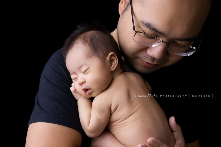 珮綺媽麻一家來拍新生兒寶寶寫真，這張爸爸抱抱我好愛我的感覺！